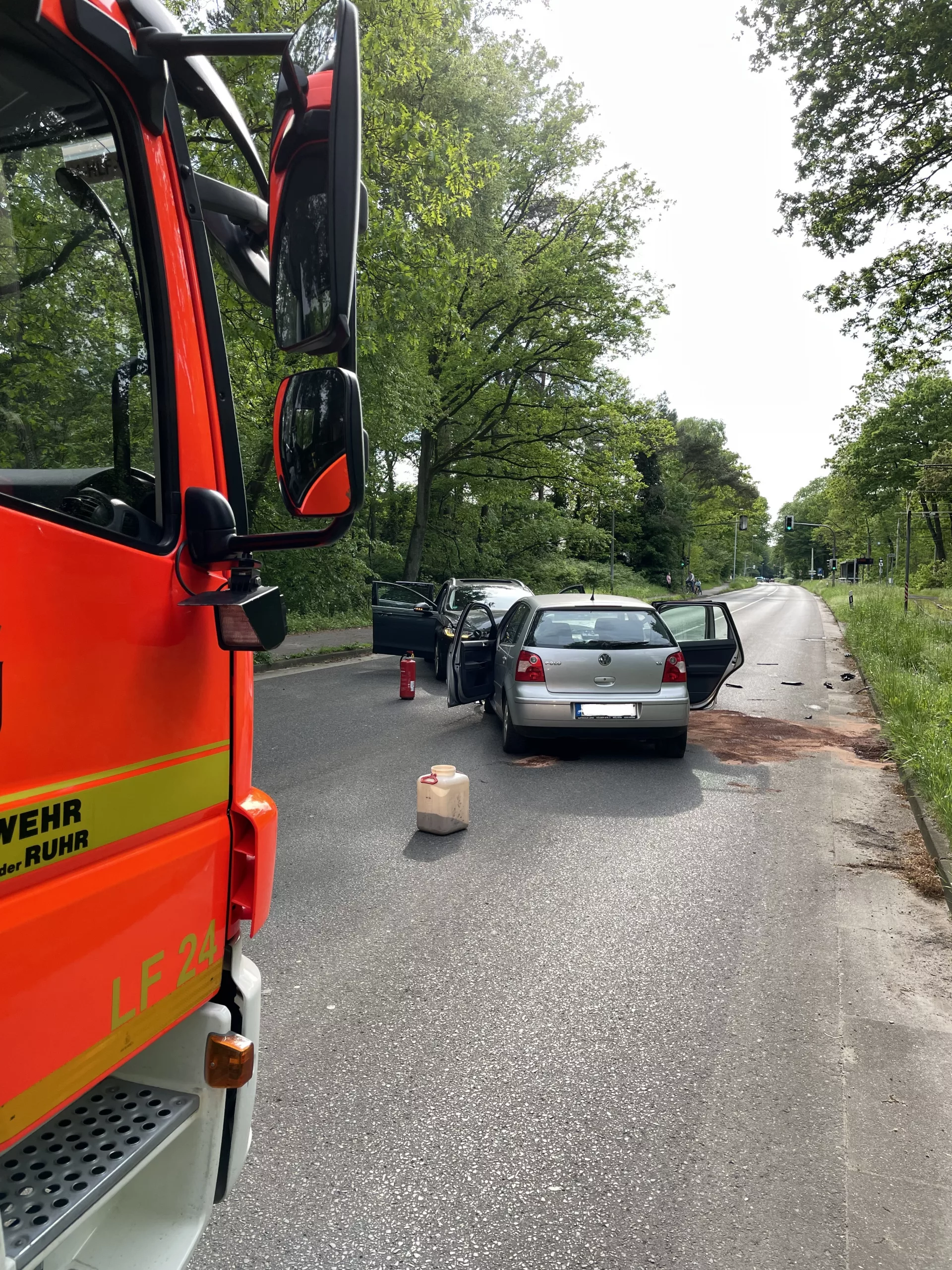 Mülheim an der Ruhr: Frontal-Unfall zwischen zwei Fahrzeugen