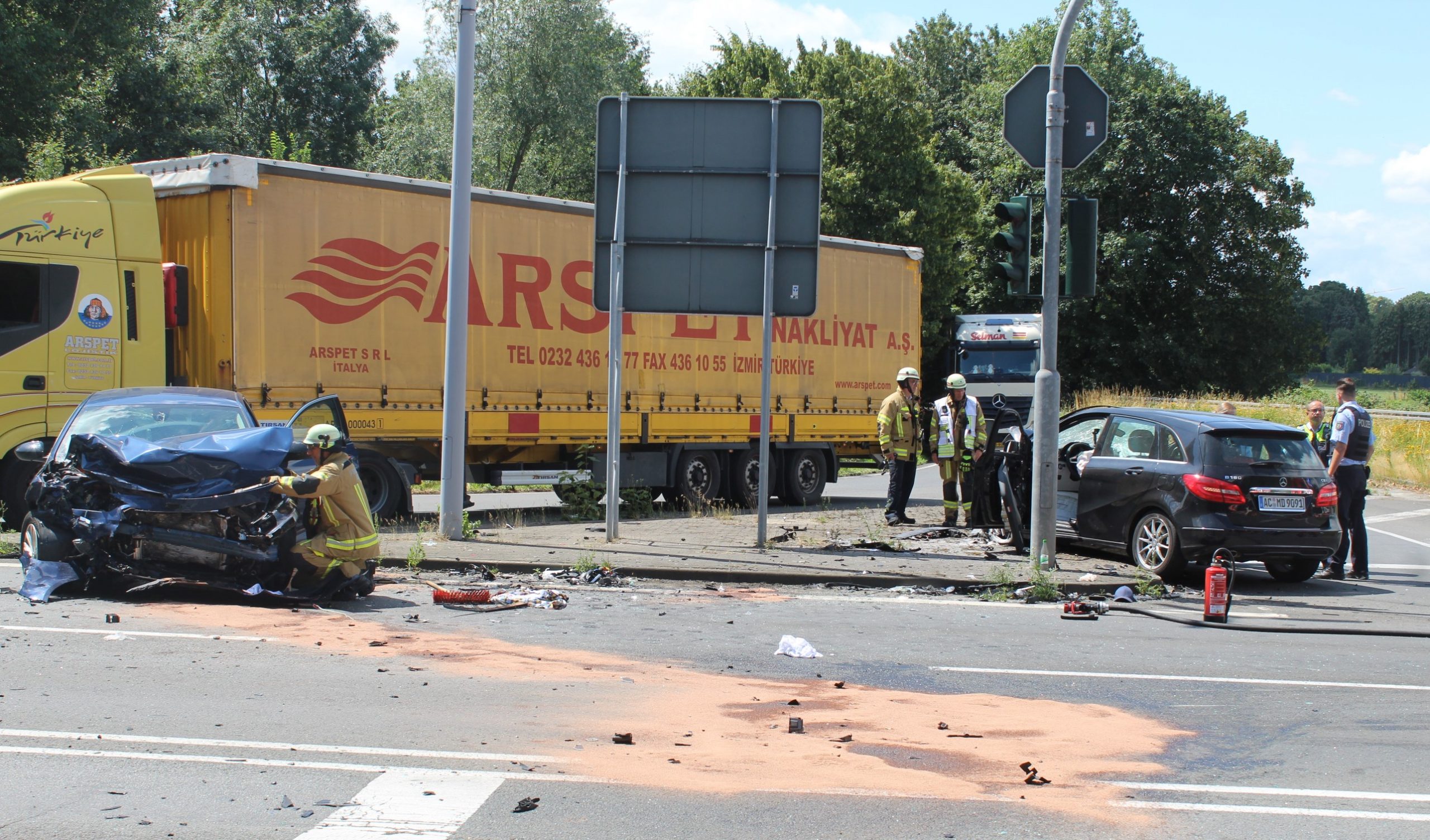 Aachen: Drei Schwerverletzte nach Zusammenstoß auf der Landstraße
