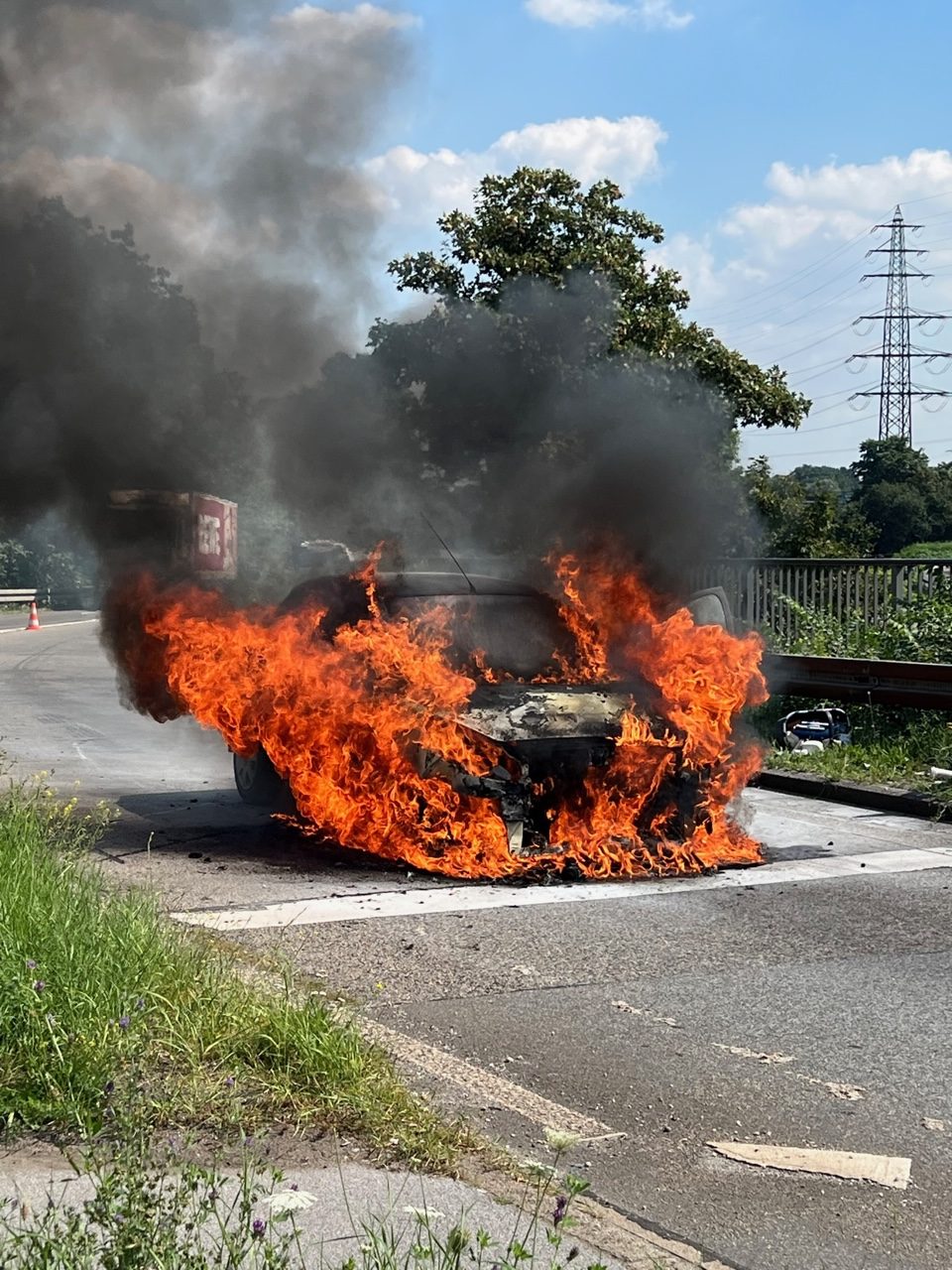 Oberhausen: Serie von Bränden lässt ein weiteres Auto in Flammen aufgehen!