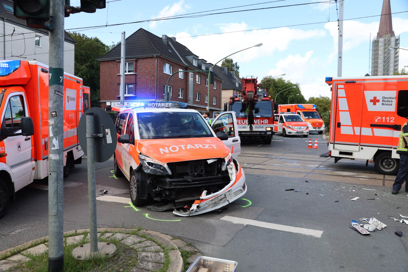 Essen: Notarzteinsatzfahrzeug verunfallt auf Alarmfahrt mit PKW