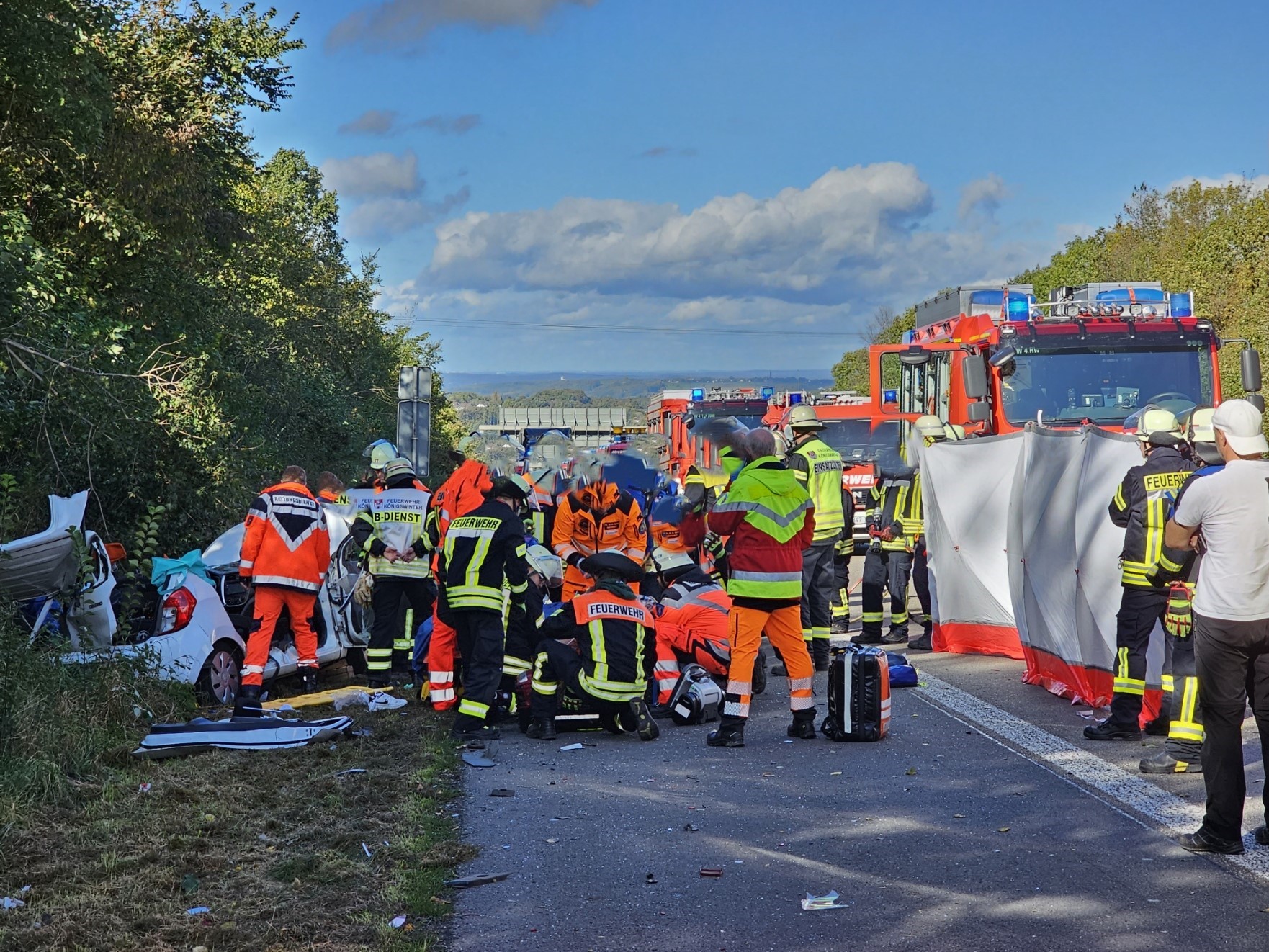 Königswinter: Feuerwehr rettet Frau aus Unfallfahrzeug auf der Autobahn A3
