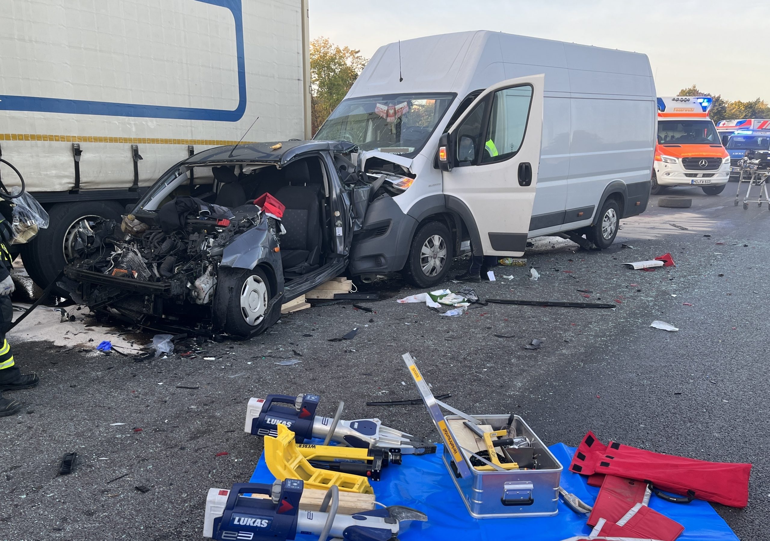 Moers: Verkehrsunfall mit eingeklemmten auf der A40 6 beteiligte Fahrzeuge