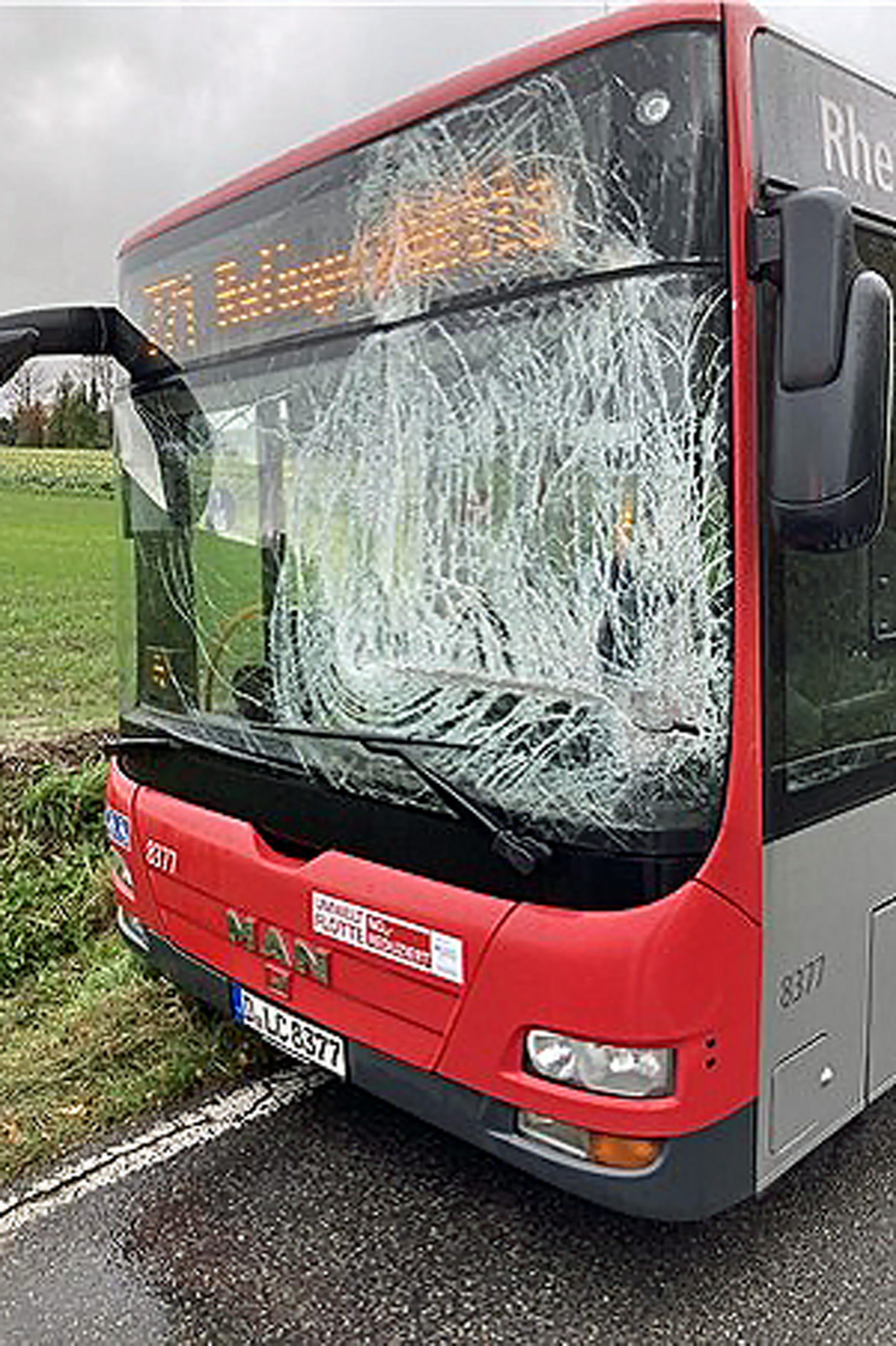 Mettmann: Linienbus durch Gegenverkehr beschädigt - vier Insassen verletzt