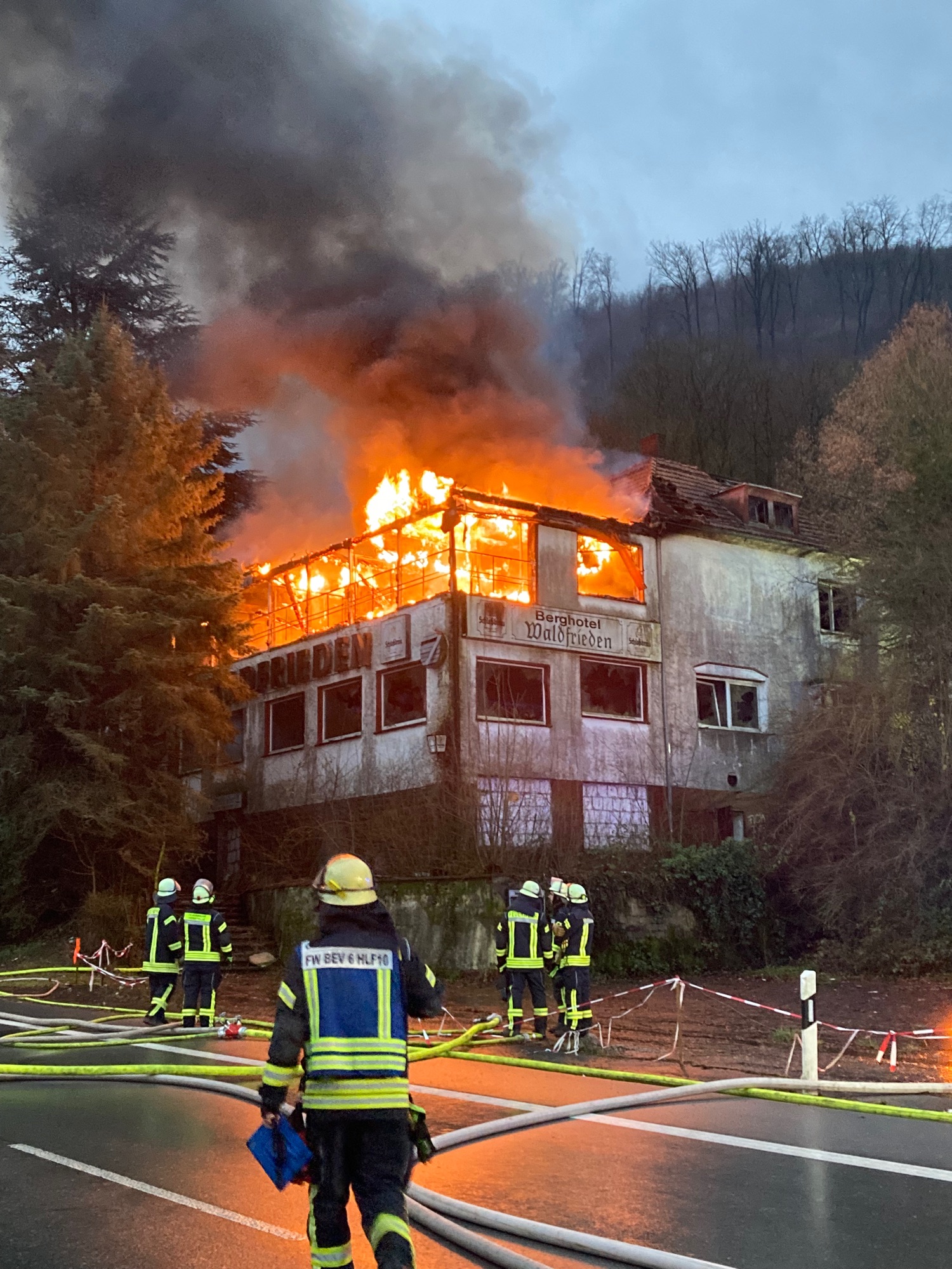 Die Hotelruine stand in Flammen.